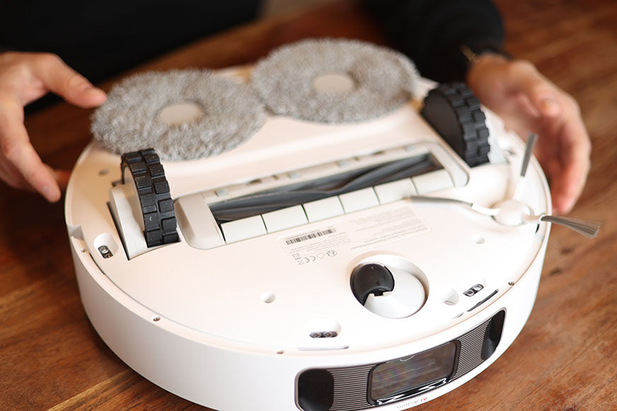 The underside of the Dreame L10s Ultra can be seen in the close-up view. 